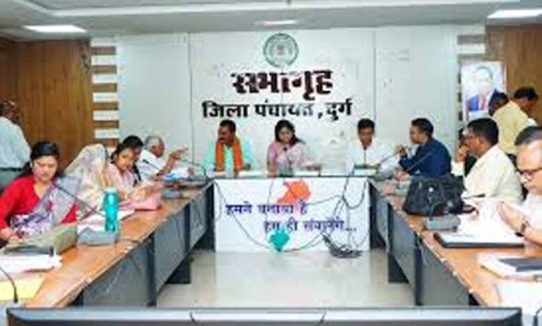 दुर्ग-जिला-पंचायत-की-बैठक-में-16-पंचायत-सचिव-नदारद,-सीईओ-ने-दिए-वेतन-काटने-का-आदेश