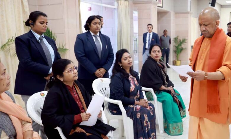 जनपद-स्तर-पर-समस्याओं-का-निस्तारण-सुनिश्चित-करें-अधिकारी:-सीएम-योगी