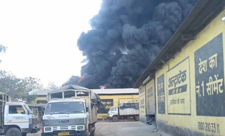इंडस्ट्रियल-एरिया-में-पेंट–पुट्टी-फैक्ट्री-में-भीषण-आग,-इलाके-में-दहशत;-दमकल-की-कई-गाड़ियां-तैनात