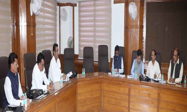 पात्र-हितग्राहियों-को-समयबद्ध-और-पारदर्शी-प्रक्रिया-से-मिले-योजनाओं-का-लाभ-–-मंत्री-चौहान