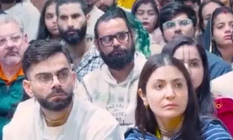 virat-kohli-anushka-sharma-फिर-पहुंचे-premanand-maharaj-के-दरबार,-जमीन-पर-बैठकर-सुना-प्रवचन