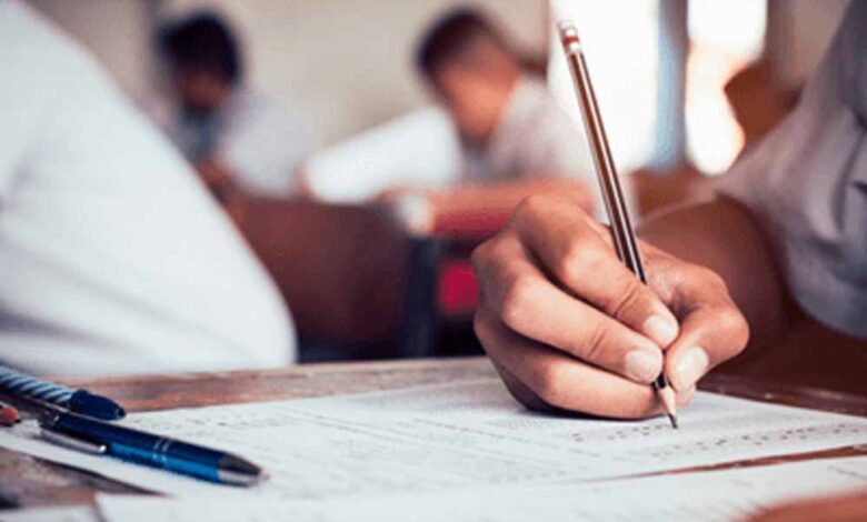 cbse-की-बड़ी-लापरवाही:-गणित-का-पेपर-कम-पड़ने-पर-परीक्षा-तीन-शिफ्ट-में-कराई-गई