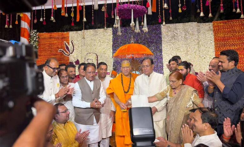 मुख्यमंत्री-विष्णुदेव-साय-ने-महामंडलेश्वर-स्वामी-कैलाशानंद-गिरी-से-लिया-आशीर्वाद,-आध्यात्मिक-विषयों-पर-संवाद