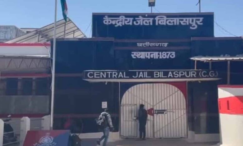 सेंट्रल-जेल-में-सनसनी:-कैदी-ने-हंसिया-से-गला-रेतकर-की-आत्महत्या-की-कोशिश,-हालत-गंभीर