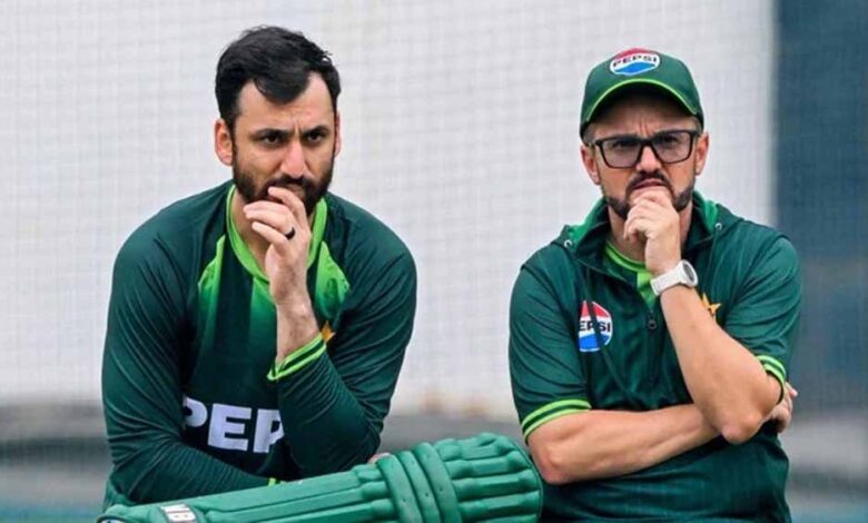 कोच-माइक-हेसन-से-नाराज़गी,-पाक-कप्तान-ने-गुस्से-में-पटकी-बोतल—बाबर-आजम-दिखे-असहज