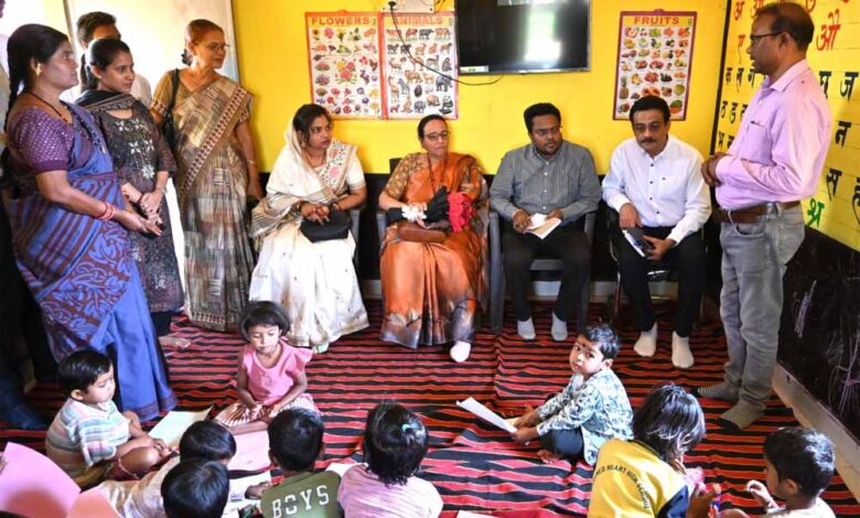 नीति-आयोग-की-महानिदेशक-निधि-छिब्बर-ने-पिथौरा-में-की-आकांक्षी-विकासखंड-एवं-संपूर्णता-अभियान-2.0-की-समीक्षा