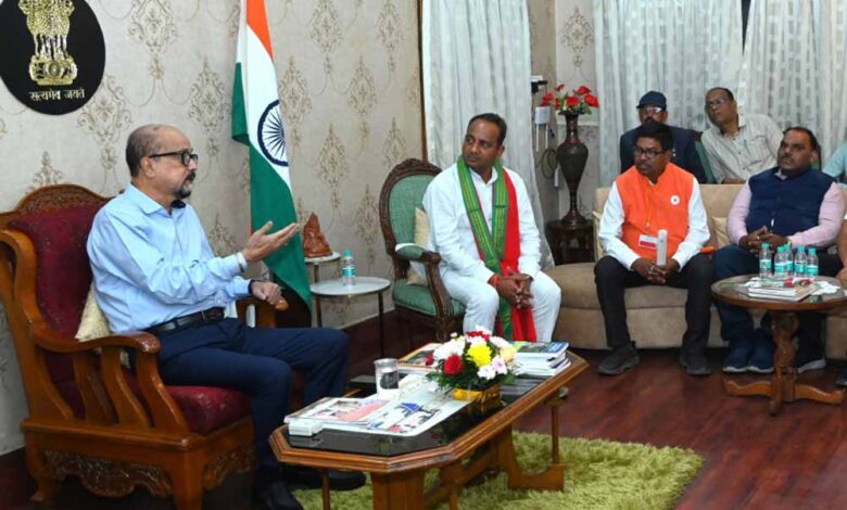 राज्यपाल-डेका-से-छत्तीसगढ़-रेडक्रॉस-की-नवगठित-प्रबंध-समिति-की-सौजन्य-भेंट