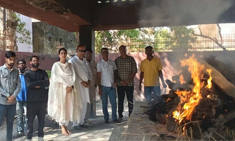 मानवीय-मूल्यों-को-पुनर्जीवित-करती-‘सेवा-एक-नई-पहल’-—-अंतिम-संस्कार-में-निभाया-सामाजिक-दायित्व