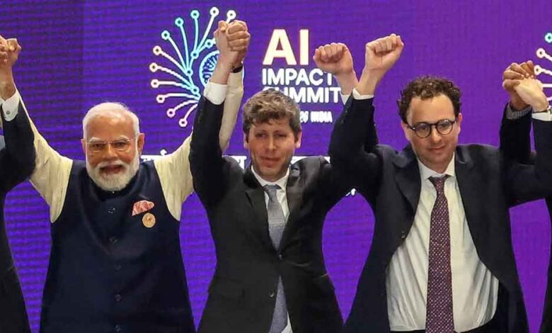 ai-दिग्गजों-की-जंग-नहीं-थमी,-पीएम-मोदी-की-मौजूदगी-में-भी-हाथ-मिलाने-से-इनकार