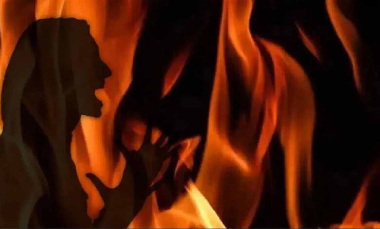 up-में-कानून-व्यवस्था-पर-सवाल:-थाने-से-100-मीटर-दूर-किशोरी-को-जिंदा-जलाया,-पहले-नग्न-हालत-में-मिली-थी-युवती
