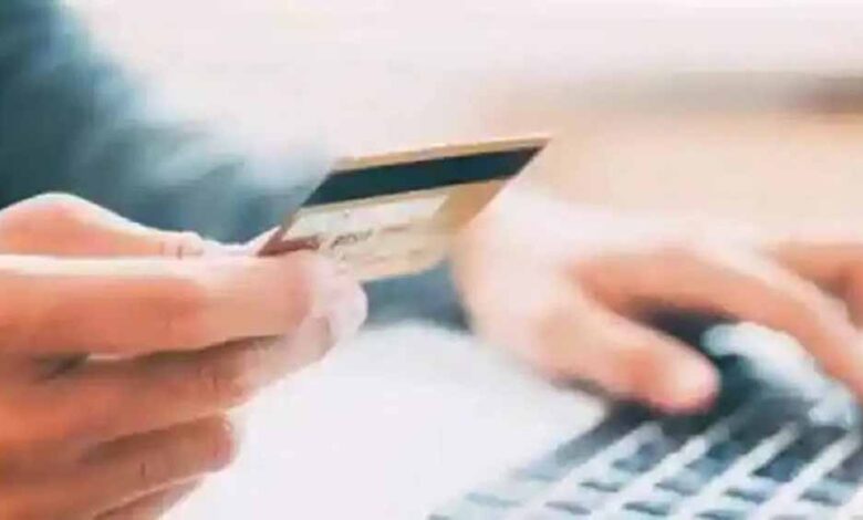 ऑनलाइन-शॉपिंग-में-डेबिट-कार्ड-से-हो-सकता-है-नुकसान,-जानिए-क्यों-एक्सपर्ट-करते-हैं-मना