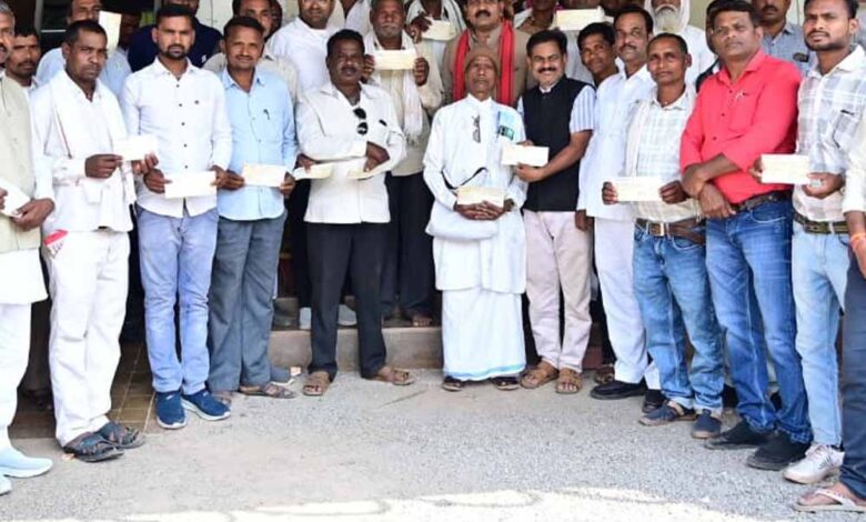 उपमुख्यमंत्री-ने-कबीर-कुटियों-को-वाद्ययंत्रों-के-लिए-4.25-लाख-रूपए-का-किया-वितरण