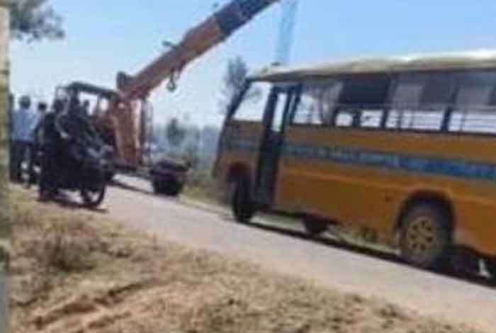 स्कूल-बस-को-ओवरटेक-करना-पड़ा-भारी,-नहर-में-गिरी-बाइक;-मौके-पर-मचा-हड़कंप