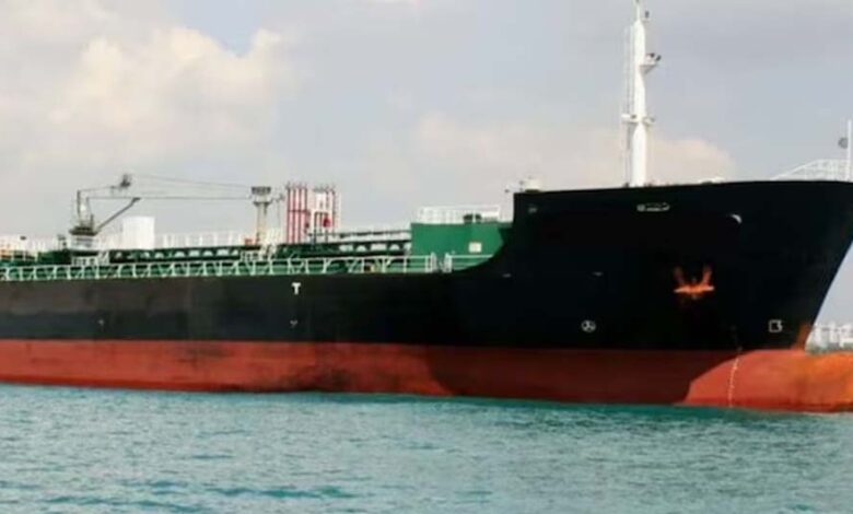 पाकिस्तान-सीमा-से-गुपचुप-छुपा-ईरानी-टैंकर,-भारत-में-घुसते-ही-कोस्टगार्ड-ने-पकड़ी-चालाकी