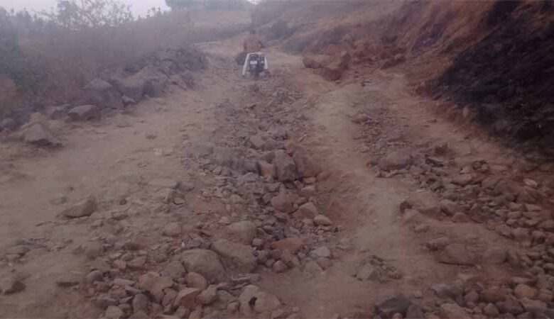 ग्रामीणों-को-हो-रही-आने-जाने-में-असुविधा-पहुंच-मार्ग-हुआ-गड्ढे-पत्थरों-में-तब्दील