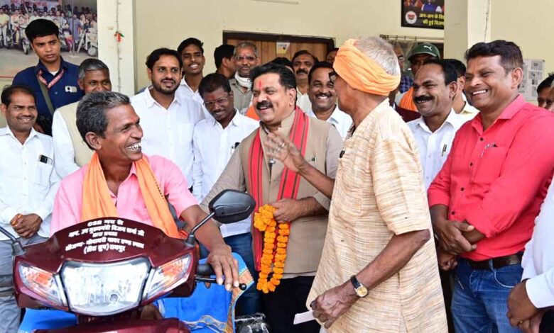 उपमुख्यमंत्री-विजय-शर्मा-की-तत्परता-से-दो-दिव्यांगों-को-मिली-स्कूटी