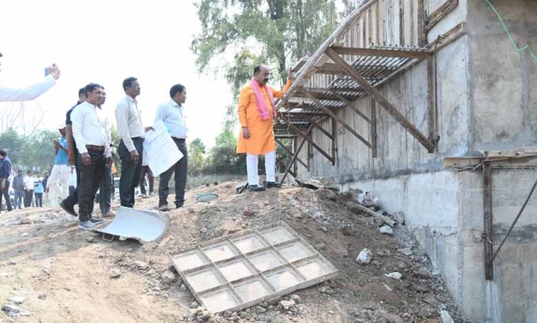 उप-मुख्यमंत्री-अरुण-साव-ने-कारीडोंगरी-दरवाजा-में-निर्माणाधीन-पुल-का-किया-निरीक्षण