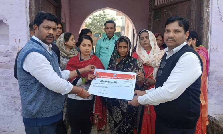 मुख्यमंत्री-की-उपस्थिति-में-फसल-बीमा-व-कृषक-दुर्घटना-योजना-के-लाभार्थियों-को-मिला-मुआवज़ा