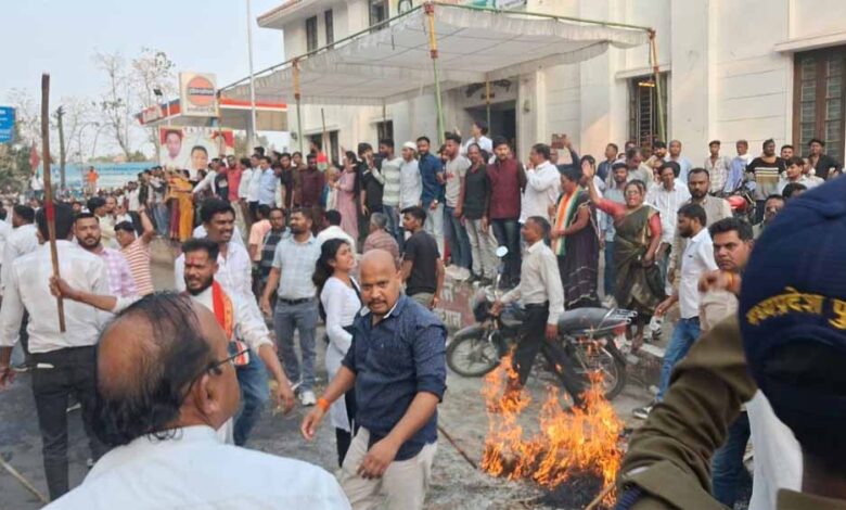 mp-में-सियासी-घमासान:-पुतला-दहन-के-बाद-भाजपा-कांग्रेस-कार्यकर्ता-आमने-सामने,-थाने-का-घेराव