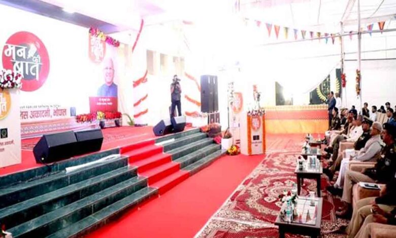 मन-की-बात’-जन-भावनाओं-का-सम्मान-करने-की-देती-सीख:-राज्यपाल-पटेल