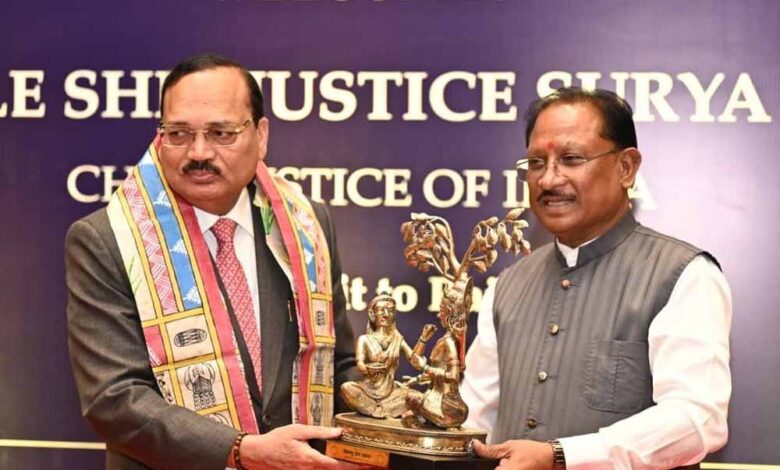 मुख्यमंत्री-विष्णुदेव-साय-ने-भारत-के-मुख्य-न्यायाधीश-न्यायमूर्ति-सूर्यकांत-का-किया-आत्मीय-स्वागत