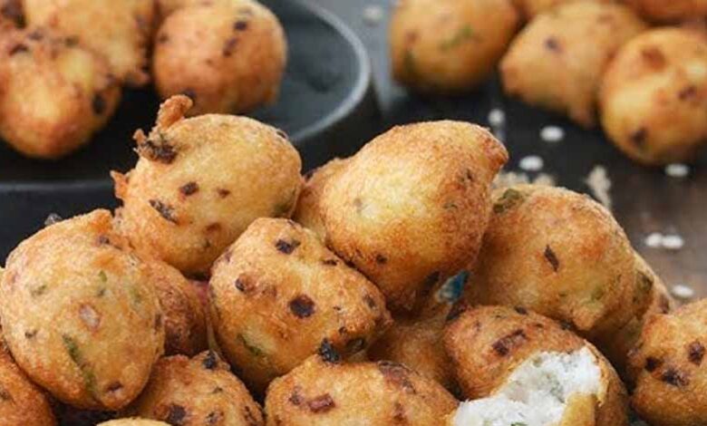 सुबह-के-नाश्ते-में-गरमागरम-उड़द-दाल-पकोड़े-बनाने-की-आसान-विधि