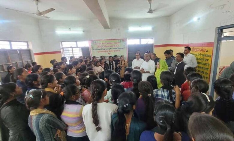 कच्ची-रोटियां-देख-भड़के-केंद्रीय-मंत्री-खटीक,-बोले–-अपनी-बेटी-समझकर-खिलाओ-खाना