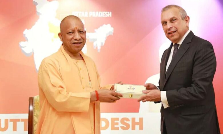 सिंगापुर दौरे पर CM योगी, उद्योगपति से मुलाकात कर निवेश के मुद्दे पर की चर्चा