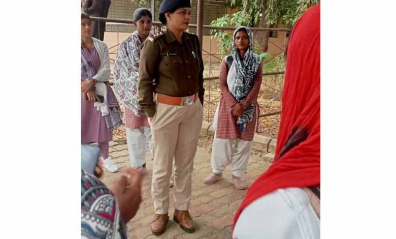 इंदिरा कॉलेज में चला ‘अभिमन्यु/सृजन/सम्मान’ अभियान, बालिकाओं को किया जागरूक