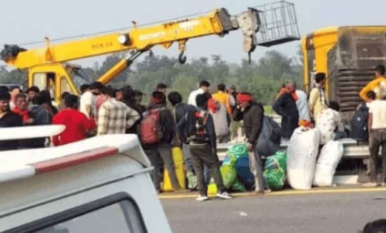 लखनऊ में दर्दनाक हादसा: पूर्वांचल एक्सप्रेस-वे पर डबल डेकर बस पलटी, 5 की मौत, 16 घायल