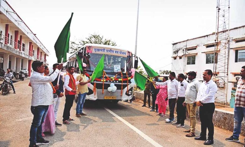 दूरस्थ ग्रामों में मुख्यमंत्री ग्रामीण बस योजना शुरू, जशपुर के तीन रूट की बसों को दिखाई हरी झंडी