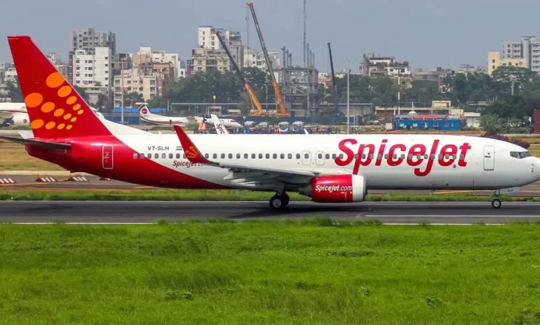 स्पाइसजेट विमान का इंजन फेल, दिल्ली एयरपोर्ट पर सुरक्षित इमरजेंसी लैंडिंग