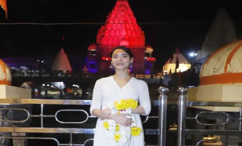 अभिनत्री मेधा शंकर बाबा महाकाल के दर्शन, दो घंटे तक की शिव आराधना