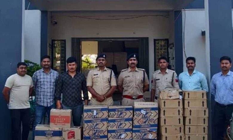 खरगोन में नाकाबंदी तोड़कर भागा शराब तस्कर, घिरते ही कार छोड़ फरार