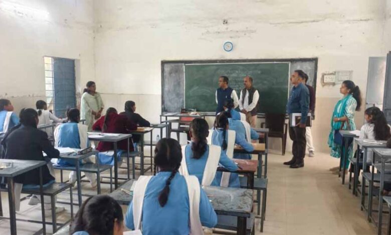 अंग्रेजी-की-परीक्षा-में-269-परीक्षार्थी-गैरहाजिर,-कलेक्टर-ने-किया-परीक्षा-केन्द्रों-का-आकस्मिक-निरीक्षण