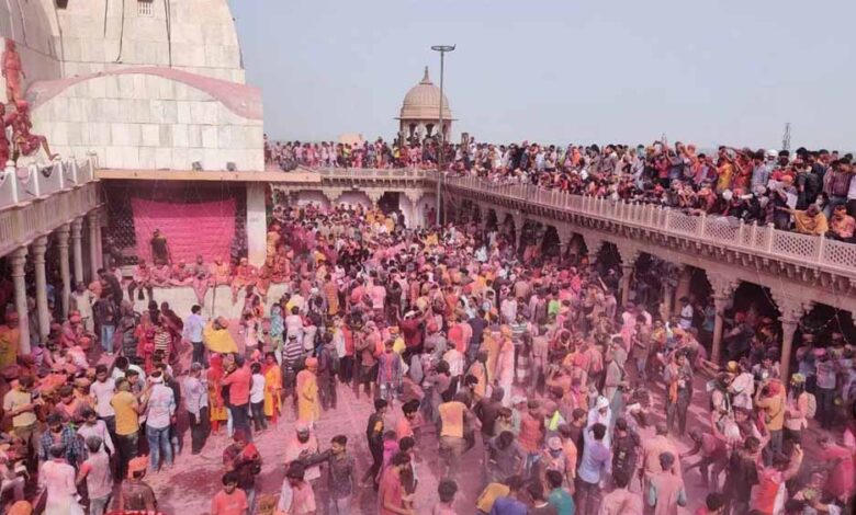 रंगोत्सव-2026:-नंदगांव-के-हुरियारों-पर-बरसाना-में-बरसीं-प्रेम-की-लाठियां,-परंपरा-का-उड़ा-गुलाल