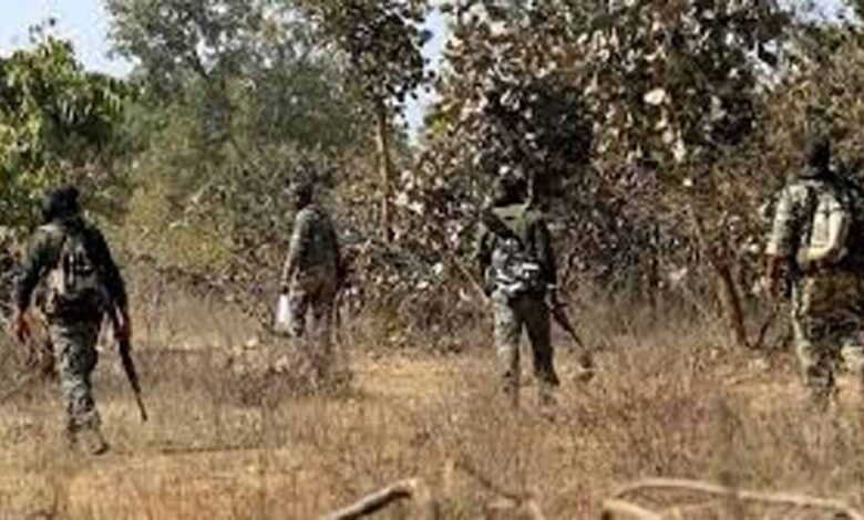 बीजापुर में सुरक्षाबलों से मुठभेड़ में दो वर्दीधारी नक्सली ढेर, कई हथियार बरामद