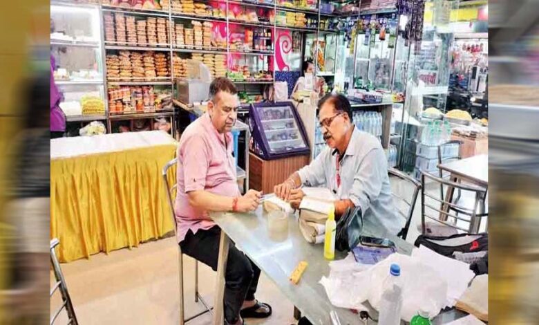 इंदौर में होली से पहले बड़ा निरीक्षण, मिठाई-डेयरी दुकानों से 38 सैंपल लिए गए