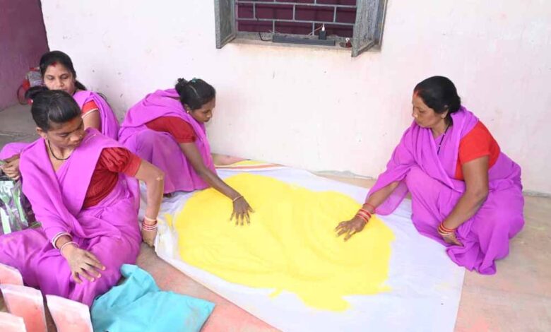 प्राकृतिक रंगों से चमकेगी होली, स्व सहायता समूह की महिलाएं बना रहीं प्राकृतिक गुलाल