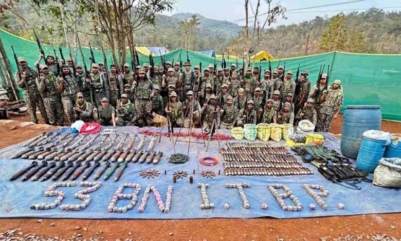 सुरक्षाबलों की बड़ी कार्रवाई, नक्सली डंप से भारी मात्रा में हथियार बरामद