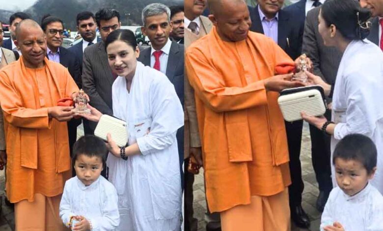 जापान में भारतीय संस्कृति की झलक, बच्चे ने पैर छूकर लिया CM योगी का आशीर्वाद