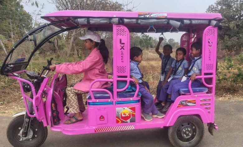 ई-रिक्शा-से-बच्चों-को-विद्यालय-पहुंचाकर-स्वावलंबन-की-मिसाल-बनीं-गीता-दीदी