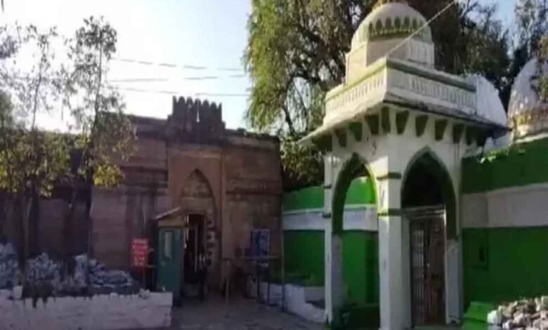 कमाल मौला मस्जिद विवाद: हिंदू प्रतीकों पर उठा सवाल, मुस्लिम पक्ष ने दी ये सफाई