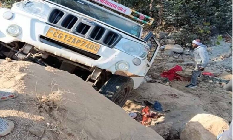 रायगढ़-में-दर्दनाक-हादसा:-सगाई-से-लौट-रहे-लोगों-की-पिकअप-खाई-में-गिरी,-4-की-मौत,-10-घायल