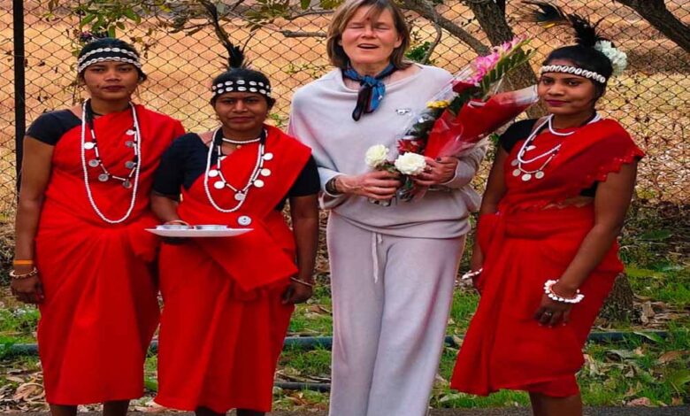 पर्यटन विशेषज्ञ  किर्सी ने ग्रामीण महिलाओं संग किया महुआ संग्रहण, बस्तर की जैव विविधता और लोकसंस्कृति से हुए अभिभूत