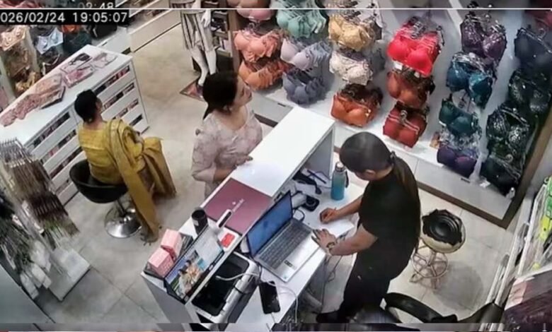 वाराणसी-में-महिला-ने-कपड़ा-शोरूम-से-10-हजार-के-लेडीज-अंडरगारमेंट्स-चोरी-किए,-दुकानदार-ने-cctv-पुलिस-को-सौंपा