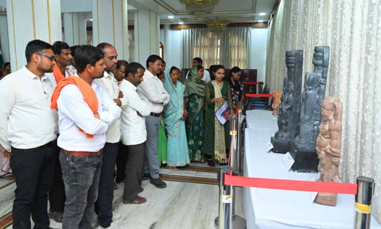 राज्यपाल के गोद लिए ग्राम बिजली के ग्रामीणों का लोकभवन दौरा, विकास कार्यों की ली जानकारी