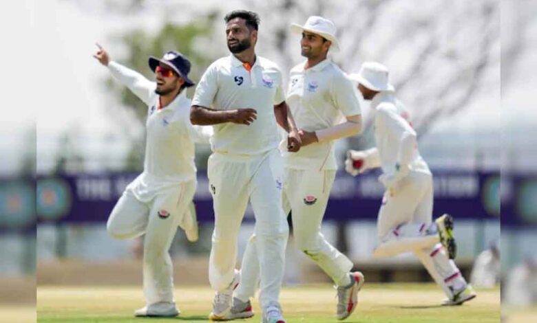 जम्मू-कश्मीर का दबदबा जारी, कर्नाटक पर बढ़ाई 400+ रनों की मजबूत बढ़त