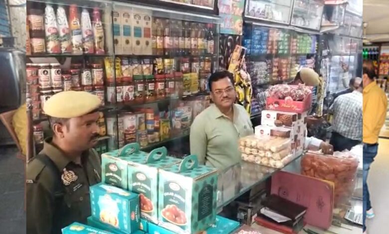इंदौर में मिठाई और नमकीन के 11 बड़े प्रतिष्ठानों पर छापे, होली से पहले हड़कंप