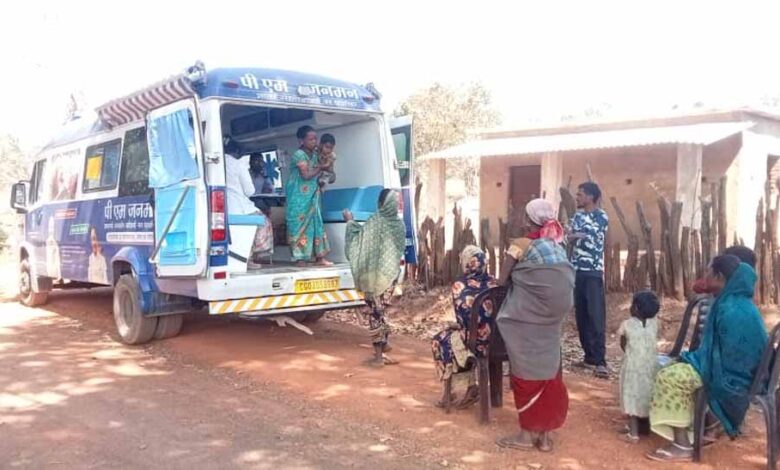 अब जंगल-पहाड़ नहीं बनेंगे बाधा, जनमन योजना से आदिम जनजातियों को मिल रहा इलाज